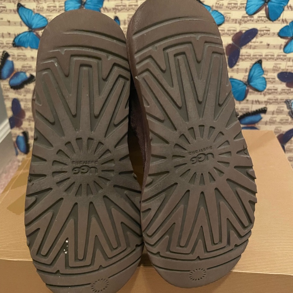 Clearance: “UGG” kids 6 women’s 8-8.5! - Picture 10 of 10
